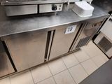 plan de travail en acier inoxydable dans une cuisine professionnelle offrant un grand espace de travail