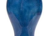 une image représentant un vase bleu sur fond blanc
