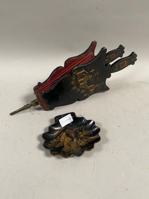 UN SOUFFLET en laque et une coupelle en laque dans le goût N…