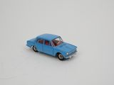 une petite voiture miniature posée sur une surface blanche