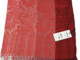 une photo d'une écharpe rouge à motifs cachemire