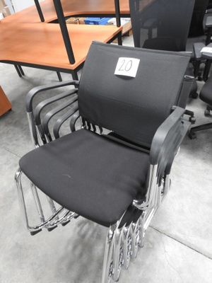 une chaise de bureau noire sur laquelle est collé un autocollant