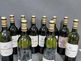 plusieurs bouteilles de vin sont alignées sur une table