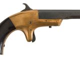 un gros plan d'un pistolet sur un fond blanc avec un fond blanc