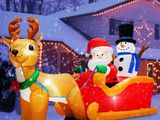 un traîneau de Noël gonflable avec le Père Noël et ses rennes