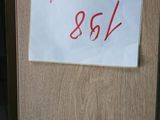 une affiche sur la porte d'un immeuble indiquant « aujourd'hui, le 3 »
