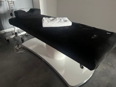 une table noire recouverte d'une serviette