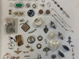 beaucoup de bijoux posés ensemble sur la table
