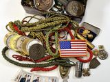 une boîte remplie d'objets militaires posée sur une table blanche