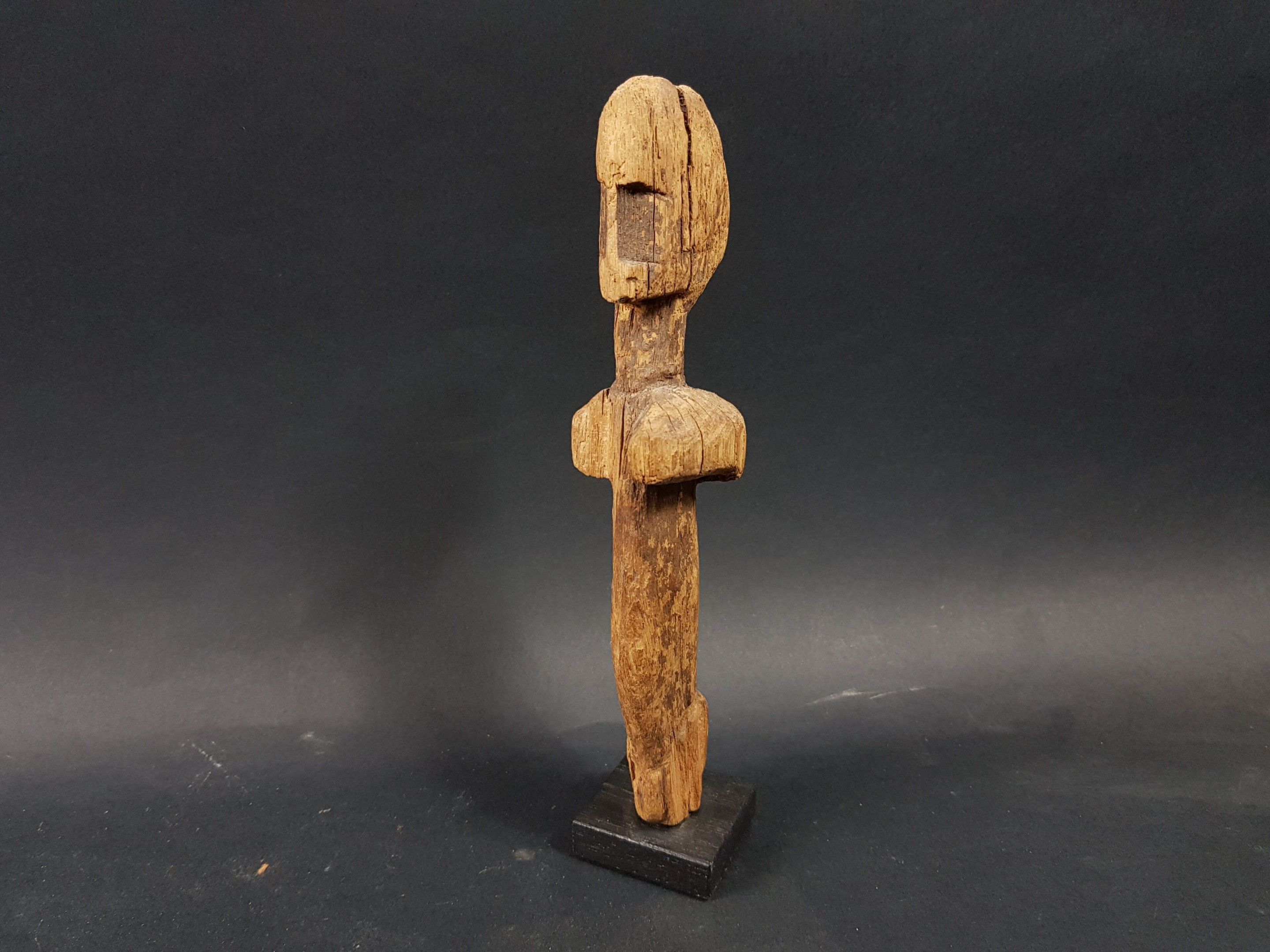 Buste Dogon, Mali Très ancien fragment de statue Dogon ayant subi une forte érosion. H. 21,5 cm hors socle