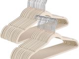 un lot de trois cintres en bois sur fond blanc