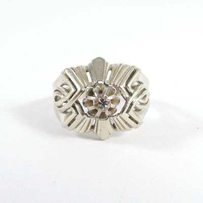 un gros plan d'une bague en argent sertie d'un diamant au centre
