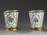 paire de vases en porcelaine chinoise à bords dorés et motifs floraux