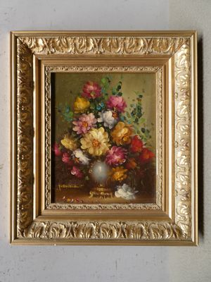une photo d'un tableau de fleurs dans un cadre doré