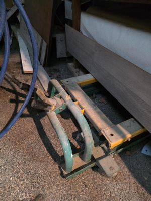 un lit auquel sont fixés tout un tas de tuyaux