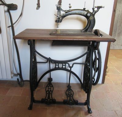 une vieille machine à coudre posée sur une table dans une pièce