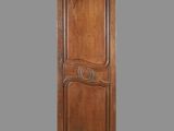 une image représentant une porte en bois ornée d'un motif décoratif