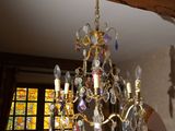 un lustre suspendu au plafond d'un salon