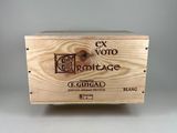 une boîte en bois portant une étiquette