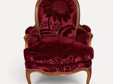 une chaise rouge et dorée ornée d'un motif floral
