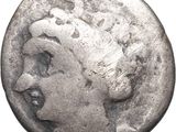 gros plan d'une pièce de monnaie sur laquelle figure un visage de femme