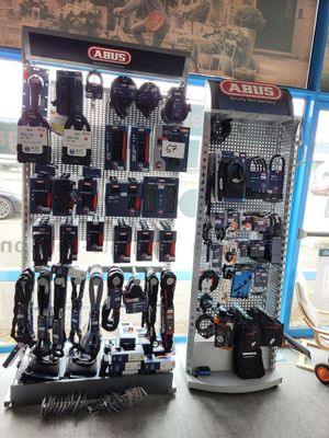 de nombreux types d'outils différents exposés dans un magasin