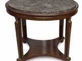 une table basse ronde au plateau en marbre et au piètement en bois