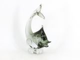 une figurine en verre représentant un poisson sur fond blanc