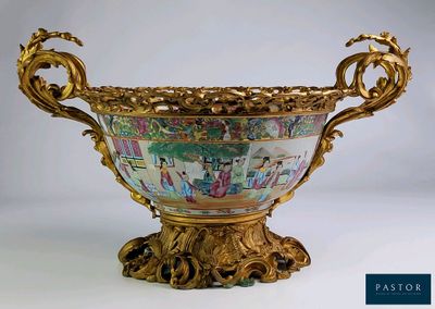 un grand vase décoré, muni d'une anse dorée et posé sur un socle