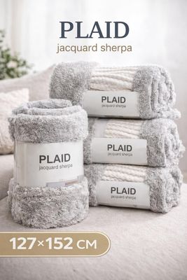 quatre serviettes blanches empilées les unes sur les autres sur un lit