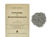 un livre à côté duquel se trouve un tas de ciment