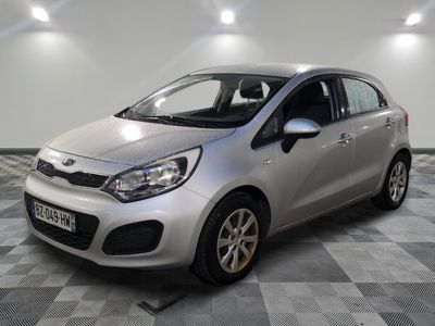 la voiture argentée est garée sur un sol en damier dans le garage