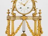 une horloge posée sur une table