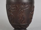 un vase marron orné d'un motif, posé sur une table