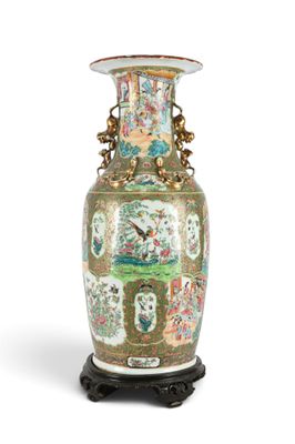 un vase posé sur un support sur une surface blanche