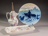 une assiette décorée d'une peinture à côté d'une autre assiette décorée d'une peinture