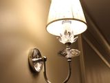 une lampe accrochée au mur d'une pièce