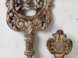 une horloge posée sur un socle à côté d'un miroir