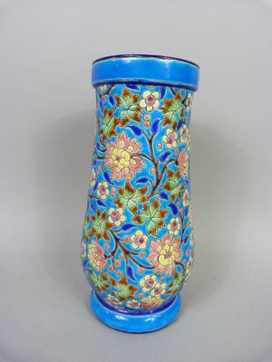 un vase bleu orné d'un motif floral