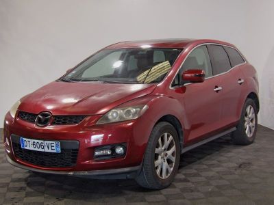 une photo d'une Mazda CX-5 rouge garée sur un sol à damier