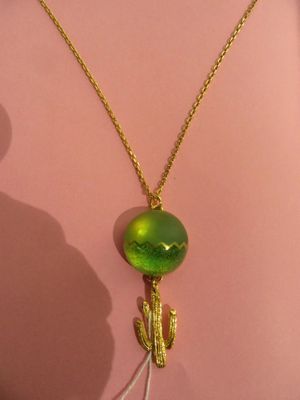 gros plan d'un collier sur un mannequin mannequin mannequin mannequin mannequin mannequin mannequin mannequin mannequin