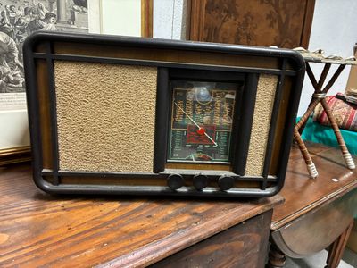 une vieille radio posée sur une table en bois
