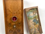 une boîte en bois sur laquelle est représenté un homme et une boîte sur laquelle est représenté un homme