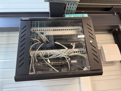 une machine qui contient tout un tas de fils