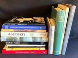 plusieurs livres sont empilés sur une table