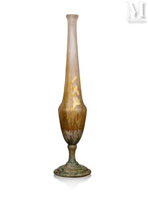 un vase en verre posé sur un support