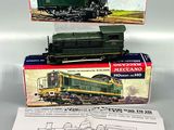 trois trains miniatures dans leur boîte, exposés sur une table