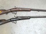 deux armes à feu posées sur une table