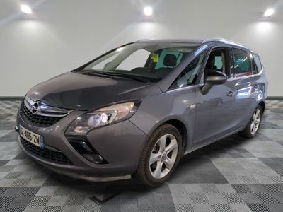 la photo d'une voiture grise garée dans un garage