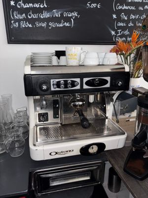 une machine à café posée sur une table